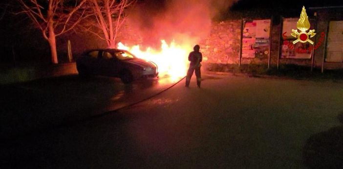Auto in fiamme in piazza Pastura a Verbania