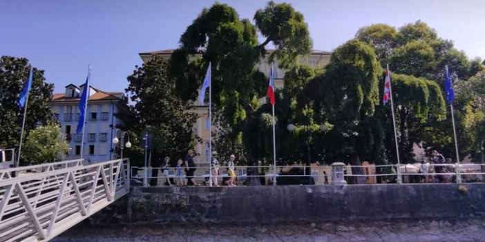 Bandiere di benvenuto sul lungolago di Pallanza Bandiere di benvenuto sul lungolago di Pallanza