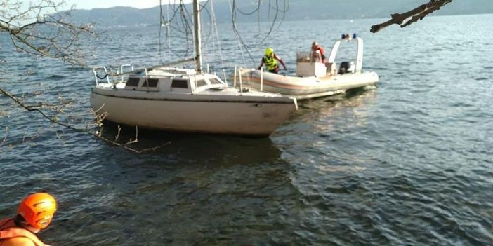La squadra nautica dei vigili del fuoco recupera una barca incagliata sulla riva