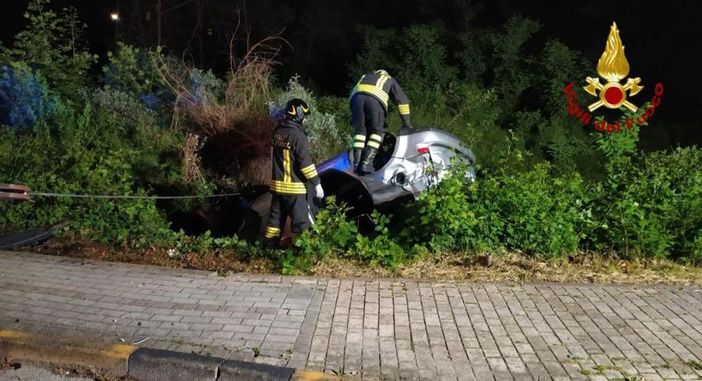 Auto esce di strada e si ribalta, incidente nella notte a Gravellona Auto esce di strada e si ribalta, incidente nella notte a Gravellona