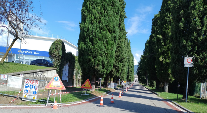 Iniziati i lavori di rifacimento del marciapiede di v.le Rimembranze al Cimitero di Verbania Pallanza.