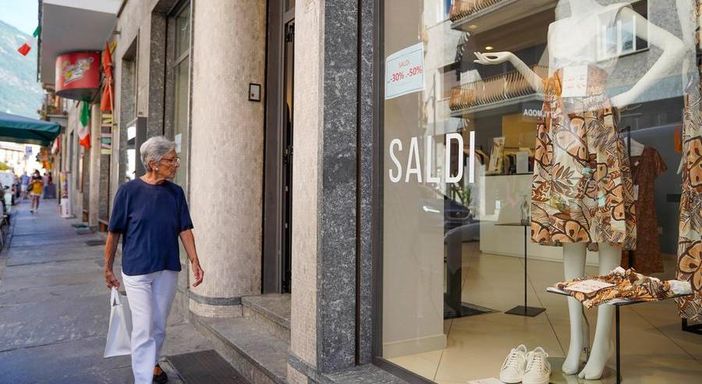 Saldi estivi, prevista una spesa di 201 euro a famiglia. I consigli di Confcommercio Saldi estivi, prevista una spesa di 201 euro a famiglia. I consigli di Confcommercio