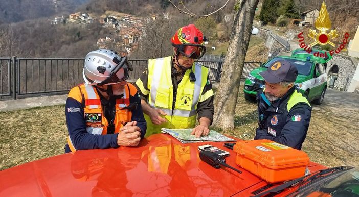Continuano le operazioni di spegnimento e bonifica dei roghi in Valle Strona Continuano le operazioni di spegnimento e bonifica dei roghi in Valle Strona
