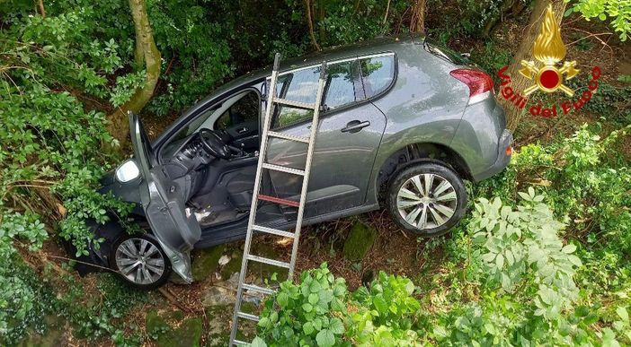 Domese esce di strada e finisce in un fosso a Mergozzo Domese esce di strada e finisce in un fosso a Mergozzo