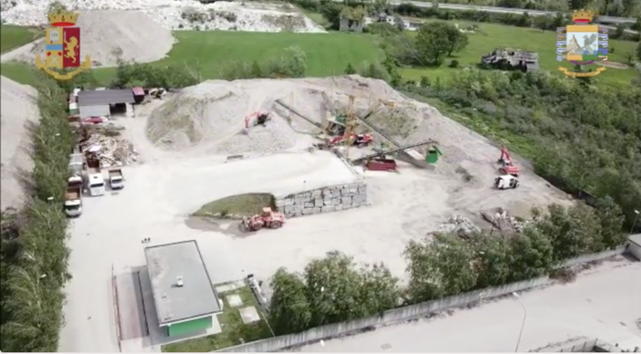 Quattro domesi arrestati: sono accusati di associazione per delinquere finalizzata alla frode fiscale e truffa Quattro domesi arrestati: sono accusati di associazione per delinquere finalizzata alla frode fiscale e truffa