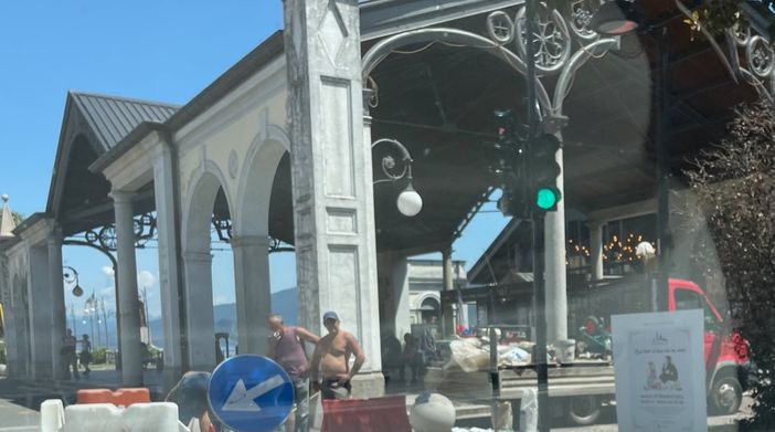 In centro a Intra è sprofondata la pavimentazione realizzata due anni fa