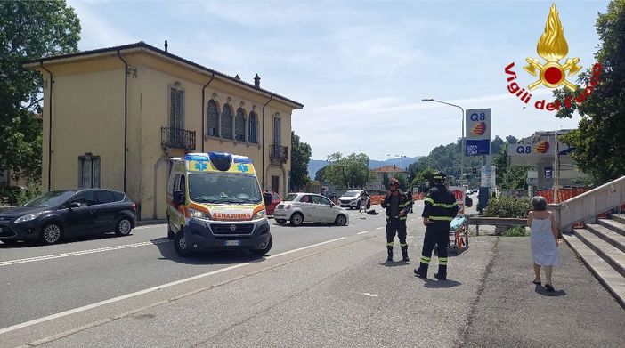 Scontro tra due auto di fronte alla biblioteca