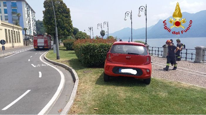 Perde il controllo dell'auto ed esce di strada in corso Mameli