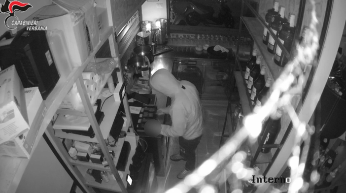 Furto notturno in un bar di Verbania: arrestato un 19enne VIDEO Furto notturno in un bar di Verbania: arrestato un 19enne VIDEO