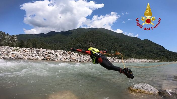 I vigili del fuoco si esercitano per il soccorso nei fiumi e in zone alluvionate I vigili del fuoco si esercitano per il soccorso nei fiumi e in zone alluvionate