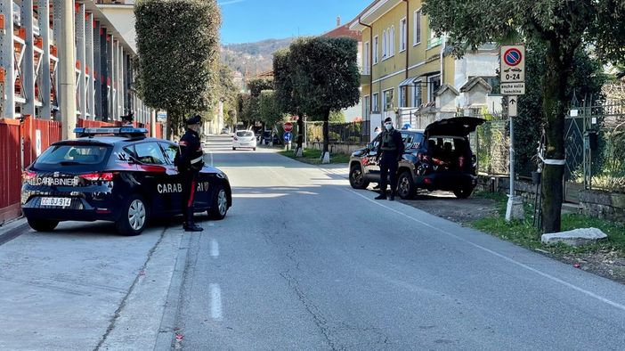 Entra in una casa mentre i proprietari riposano sul divano, ruba un portafogli e fugge. Arrestato dai Carabinieri