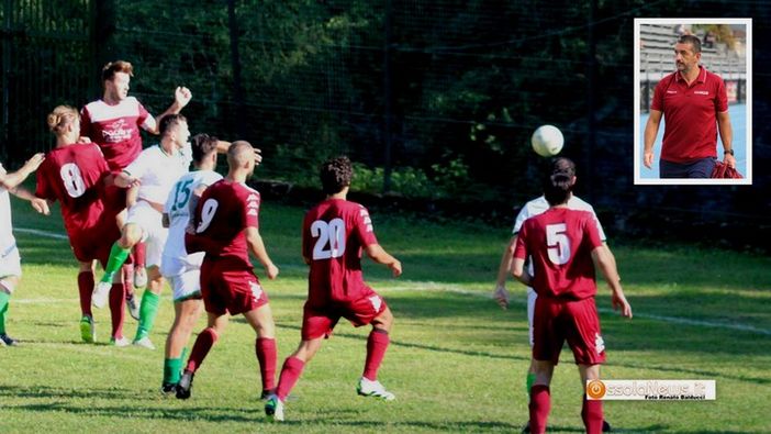Foto: Bene la Varzese contro il Piedimulera; nel riquadro l'allenatore Roberto Chiaravallotti