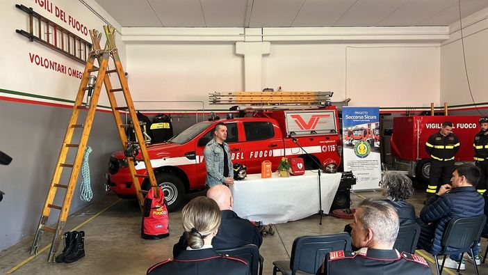 Consegnati i defibrillatori ai Vigili del Fuoco volontari di Omegna e Villadossola Consegnati i defibrillatori ai Vigili del Fuoco volontari di Omegna e Villadossola