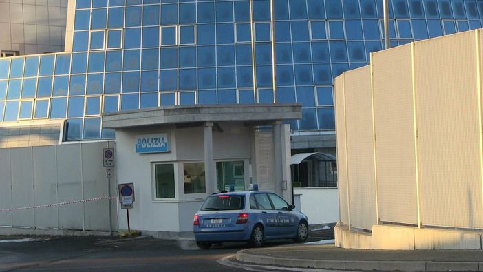 Donna svizzera in contromano sulla superstrada rischia un frontale con la polizia Donna svizzera in contromano sulla superstrada rischia un frontale con la polizia