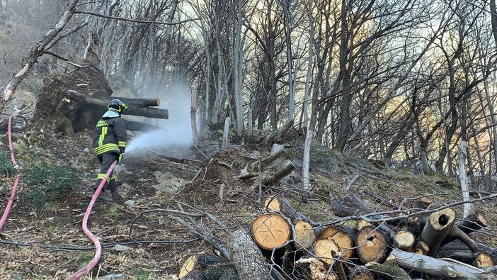Ad Ornavasso arriva un canadair per spegnere l'incendio FOTO Ad Ornavasso arriva un canadair per spegnere l'incendio FOTO