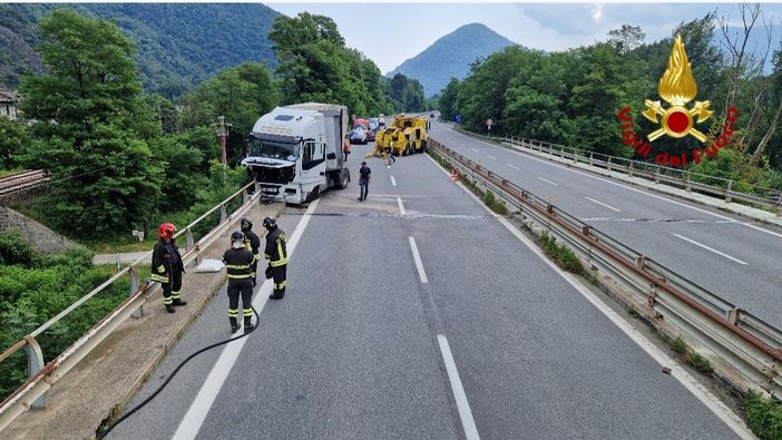 Camion va a sbattere in superstrada, disagi al traffico