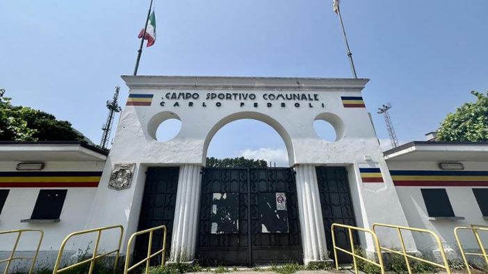 L’ingresso dello stadio comunale a Intra L’ingresso dello stadio comunale a Intra