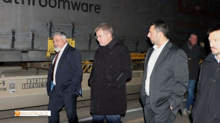 L'europarlamentare Carlo Fidanza (al centro) durante la visita a Domo 2