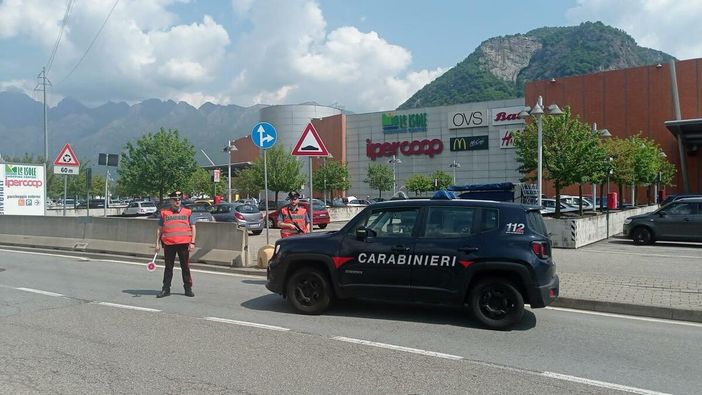 Aggredisce la moglie e di scaglia contro i carabinieri: arrestato un 60enne a Gravellona