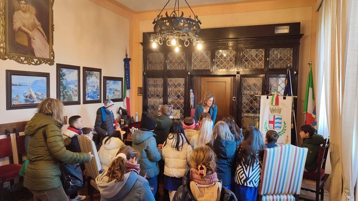 I bambini delle classi quarte di Stresa visitano la mostra sulla storia sciistica del Mottarone I bambini delle classi quarte di Stresa visitano la mostra sulla storia sciistica del Mottarone