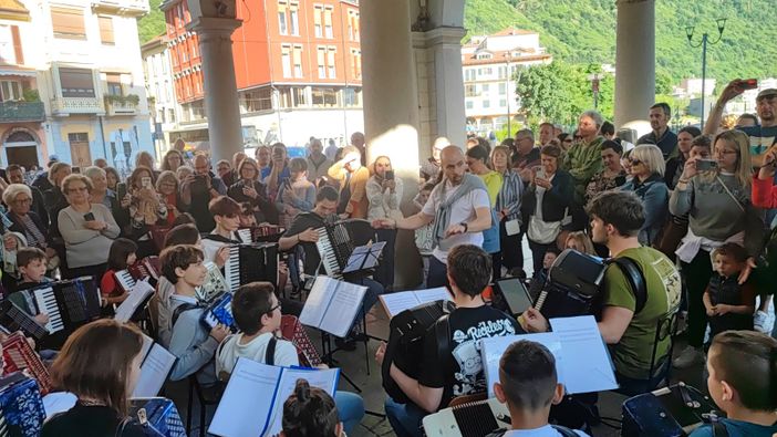 Con "Omegna in musica" i concerti degli allievi delle scuole nelle piazze della città Con "Omegna in musica" i concerti degli allievi delle scuole nelle piazze della città