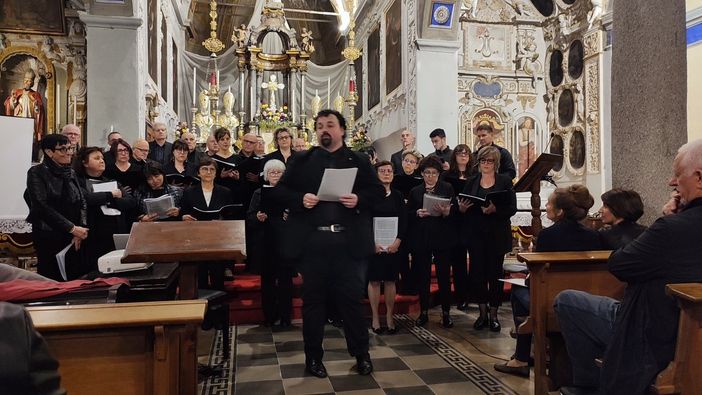 Cossogno, emozioni e applausi per il concerto del coro “Amici Cantores”