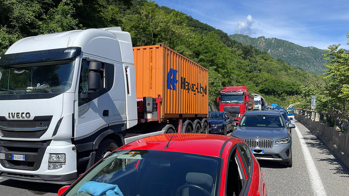 Camion fermo in autostrada: A26 bloccata