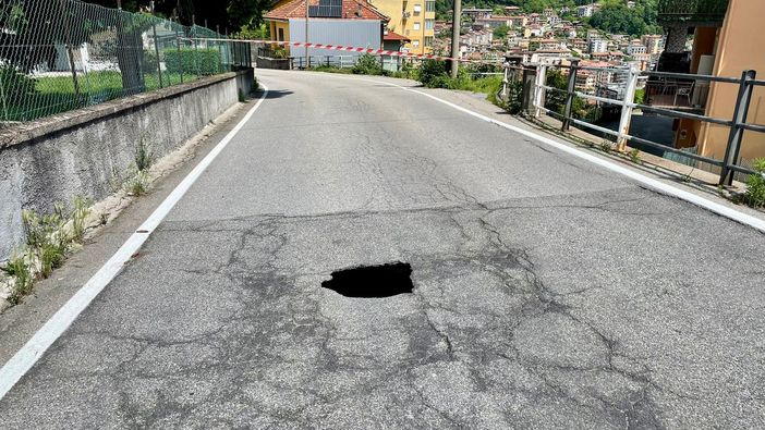 Una voragine sulla strada a Cireggio: chiusa via Matteotti FOTO