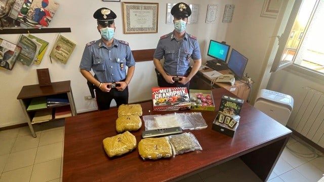 Ordinava droga in Spagna e la riceveva in pacchi di giocattoli, arrestato un 28enne di Verbania