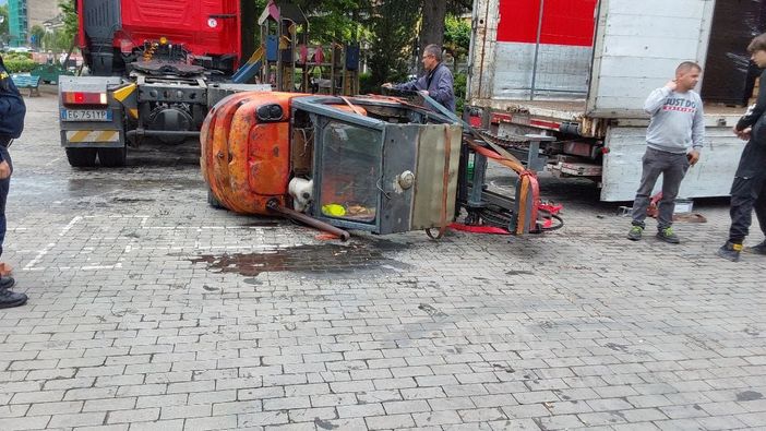 Incidente a Omegna: muletto ribaltato, nessun ferito