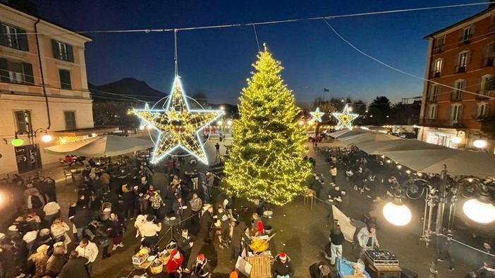 Verbania raddoppia le luminarie: dopo Intra s’accende anche Pallanza Verbania raddoppia le luminarie: dopo Intra s’accende anche Pallanza