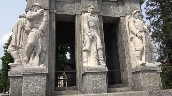 Mausoleo restaurato “a metà”: in città tiene banco la polemica Mausoleo restaurato “a metà”: in città tiene banco la polemica