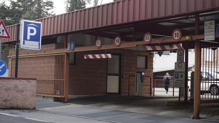 Atti vandalici al parcheggio di via Rosmini: il comune attiva un servizio di sorveglianza