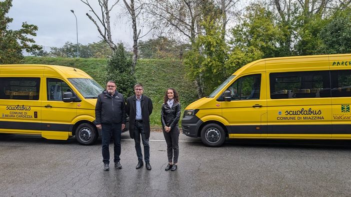 Otto nuovi scuolabus ibridi dal Parco Val Grande. Spadone: "Un risultato significativo" Otto nuovi scuolabus ibridi dal Parco Val Grande. Spadone: "Un risultato significativo"