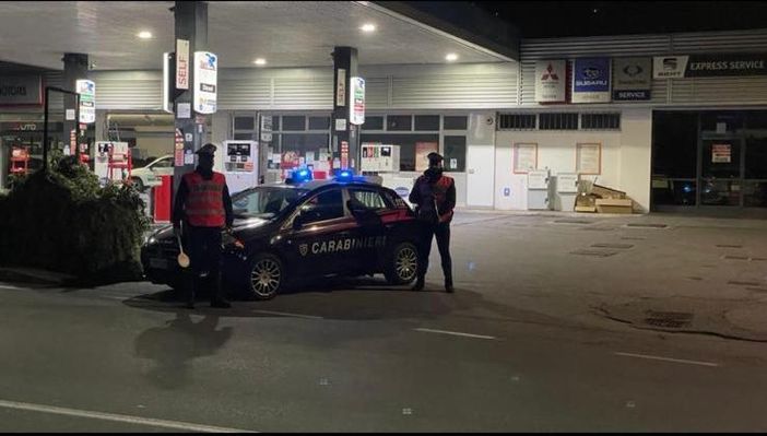 Esce di strada mentre rientra a casa ubriaco, patente ritirata e auto sequestrata ad un 52enne di Bee