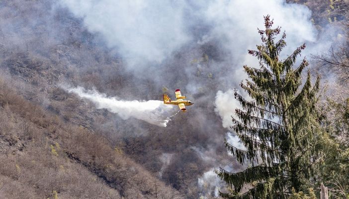 Continuano a bruciare i boschi in Cannobina FOTO E VIDEO
