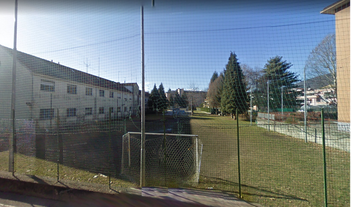 Manto in erba sintetica per il campetto da gioco in zona ospedale Manto in erba sintetica per il campetto da gioco in zona ospedale