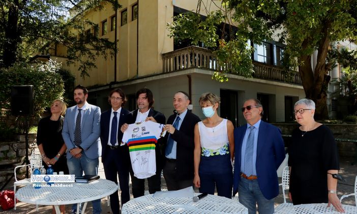 Consegnati oggi i doni dei ciclisti del Giro d'Italia per il piccolo Eitan FOTO