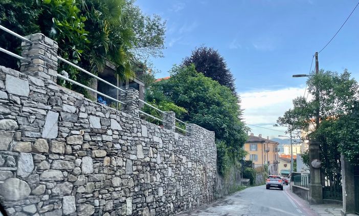 Via Intra-Premeno, rifatto il muraglione che era crollato