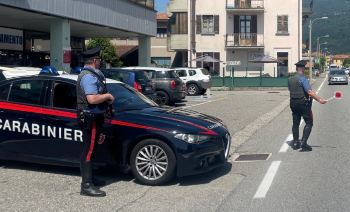 Danneggiano le auto in sosta, uno dei tre vandali aggredisce i carabinieri: arrestato