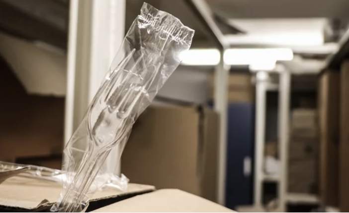 Stop alla vendita di plastica monouso: addio a posate e piatti non biodegradabili