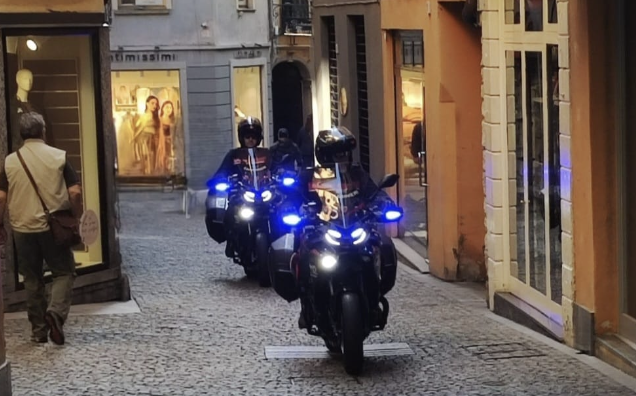 Va in tribunale per un'udienza a suo carico, ma viene arrestato prima di entrare. Su di lui pendeva un ordine di carcerazione per maltrattamenti in famiglia Va in tribunale per un'udienza a suo carico, ma viene arrestato prima di entrare. Su di lui pendeva un ordine di carcerazione per maltrattamenti in famiglia