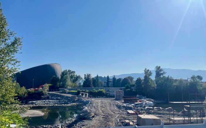 Proseguono i lavori della passerella ciclopedonale tra il teatro e piazzale Flaim Proseguono i lavori della passerella ciclopedonale tra il teatro e piazzale Flaim