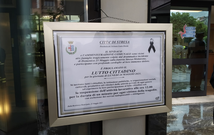 Lutto cittadino oggi a Stresa, per ricordare le vittime del Mottarone Lutto cittadino oggi a Stresa, per ricordare le vittime del Mottarone