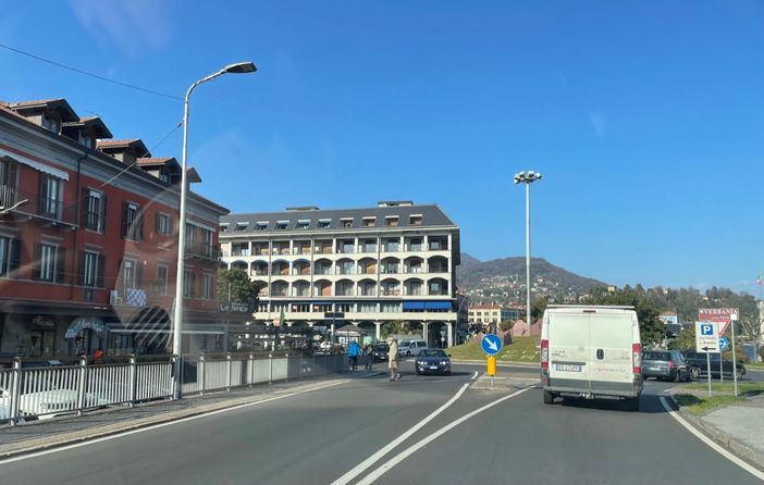 L’attraversamento pedonale “fantasma” crea potenziali pericoli all’ingresso di Intra?