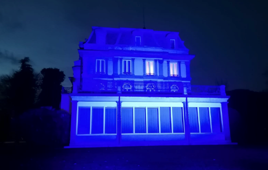 La Prefettura illuminata di azzurro La Prefettura illuminata di azzurro