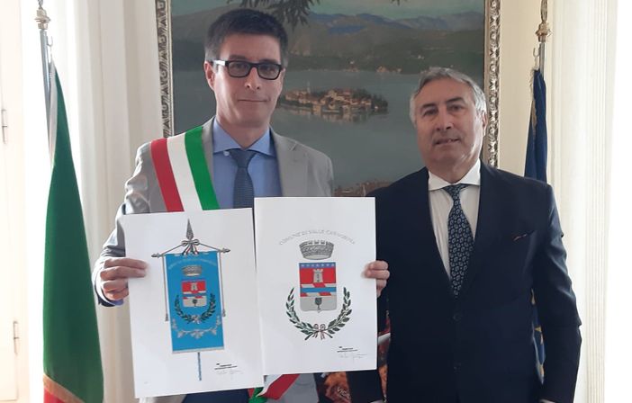 Valle Cannobina, consegnati stemma e gonfalone al nuovo sindaco Spadone