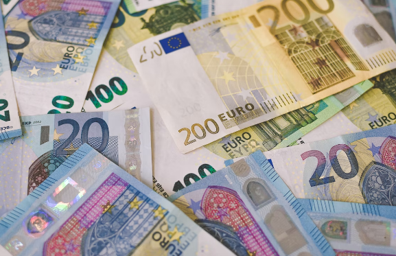 Tredicesime in arrivo, Confesercenti: "Buon segnale per il commercio" Tredicesime in arrivo, Confesercenti: "Buon segnale per il commercio"