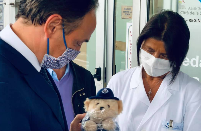 Cirio e l'ambasciatore israeliano in visita al Regina Margherita dal piccolo Eitan