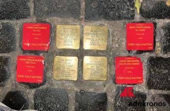 Roma, adesivi rossi con i nomi dei morti di Gaza accanto alle pietre d'inciampo Roma, adesivi rossi con i nomi dei morti di Gaza accanto alle pietre d'inciampo